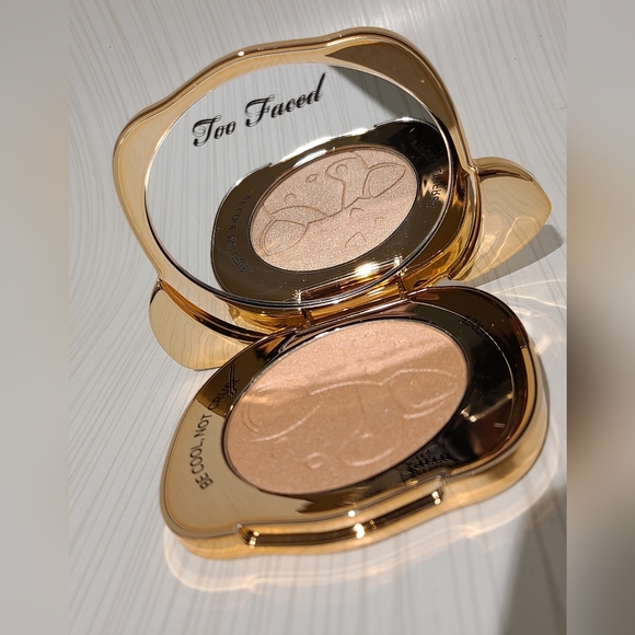 Too Faced Glower Puppy Love Highlighter - Picture 2 of 5